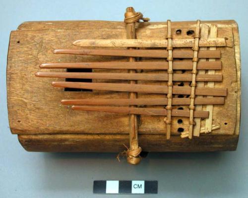 Tingeli or tingeri, musical plucking instrument