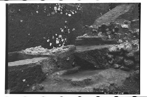 Construction in slumped fill of shrine platform over tomb V