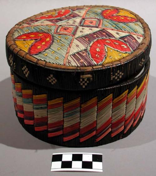 Micmac quilled round box w/ top. 15.5x9.6 cm.