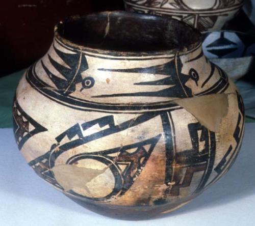 Jar, polacca polychrome style b. animal design. 24.0 x 29.8 cm.