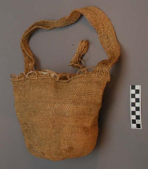 Woven bag with shoulder strap; natural color; no decoration; agave +