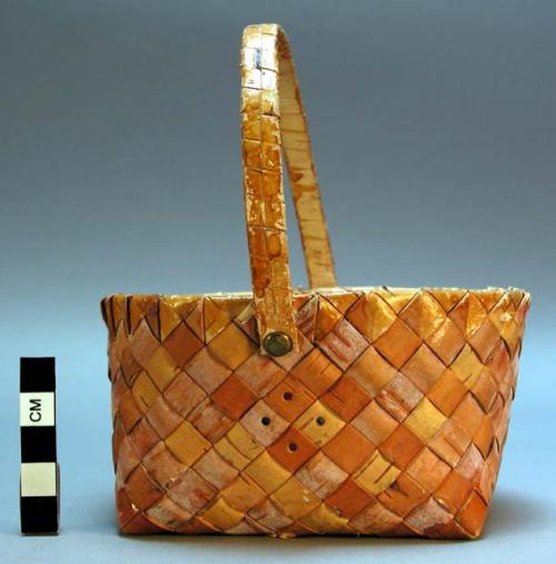 Basket with handle of plaited bark