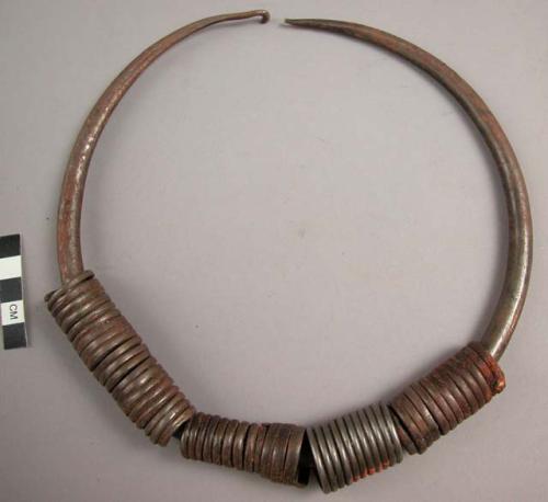 Iron necklet with one spiral ornament