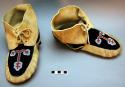 Pair of leather moccasins with beaded decoration - 3 pieces, no toe seam & t-sha