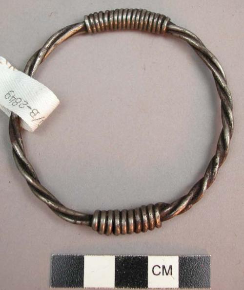 Iron bracelet, with 3 brass rings