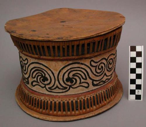 Birch bark box with cover