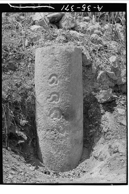 NE corner column with incised decoration, Structure 1A2