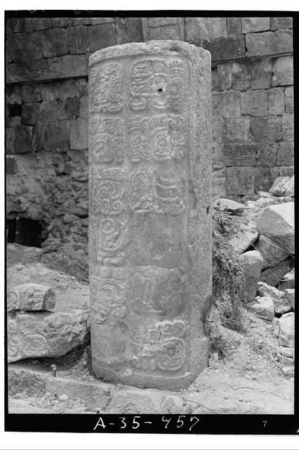 I.S. Bldg. E Column, right hand glyphs