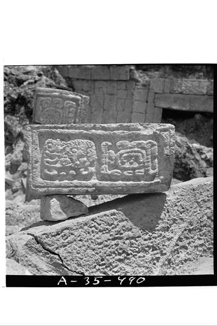 Glyphic group, N. bldg., E. corbel (6x6)