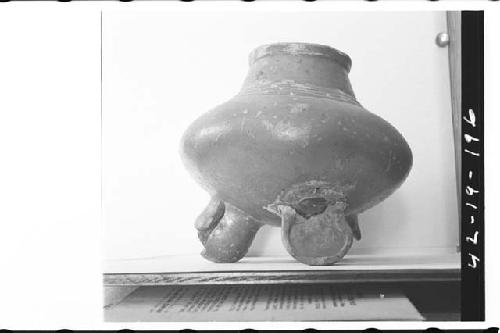 Plumbate standard jar, tripod legs.