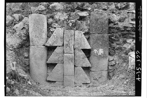 Triangle decoration and columns, Str 1A2; Rms 13-14; N end of N wing