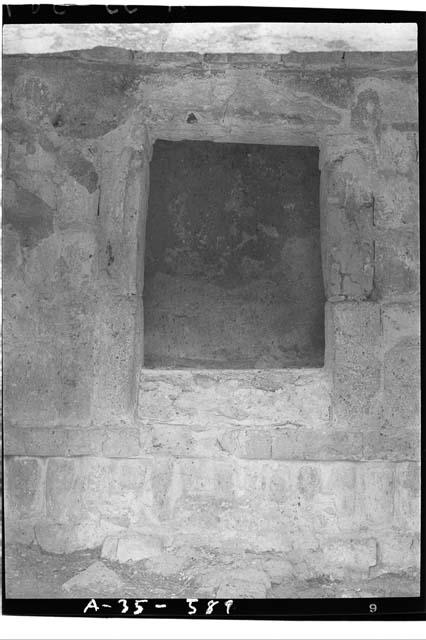 Str. 4B2, inner center doorway at E., Rooms 3-4