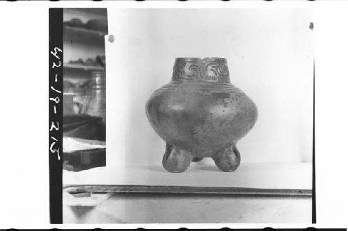 Plumbate standard jar, neck incised, tripod.