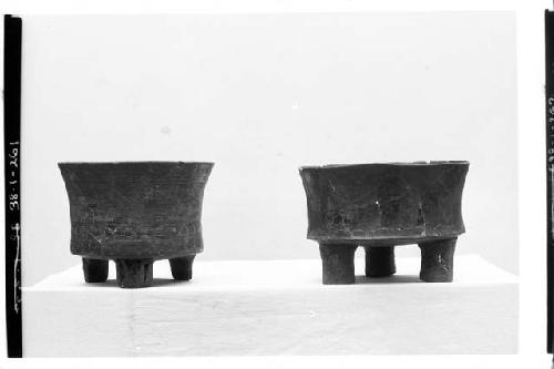 2 tripod vases, A1-589-Tomb VI, A1-574-Tomb IV. D.Rim. A1-574-21 cm.