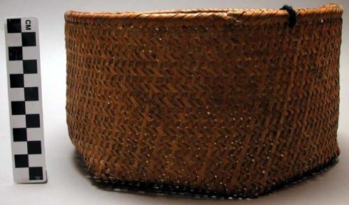 Round basket, open hexagonal weave, black yarn handle, mbombozalo