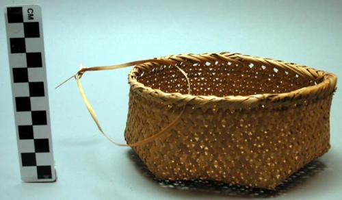 Small round basket, hexagonal weave, open, 2.5" h., mbombozalo