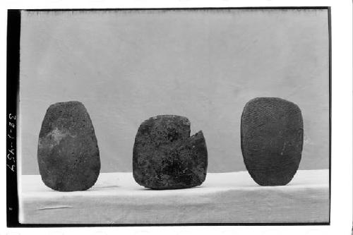 Pottery slabs. L: 3084-Burial A-22, M: 4676:-Burial Pyramid I, Str. A-V, R: 3085