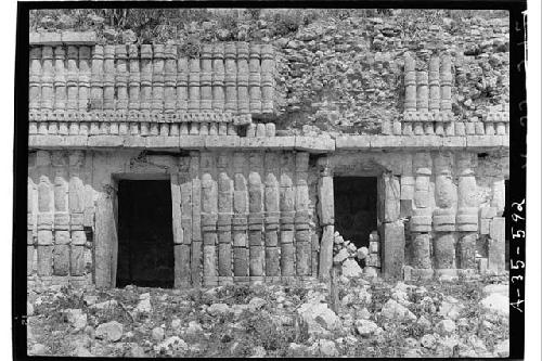 Str. 4B2, detail of E. facade, S. of center door, Rooms 2-3