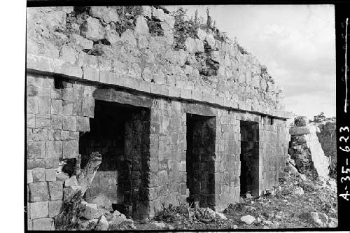 Str. 2C4, W. doorways from NW, Room 1