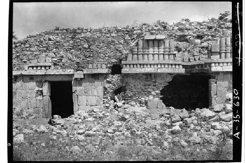 Str. 2B5, S. Wing, detail of E. facade, Rooms 1-3