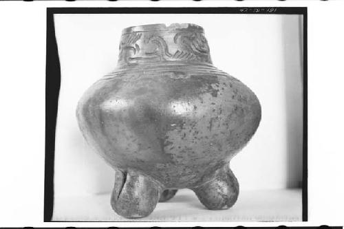 Plumbate standard jar, neck incised, tripod