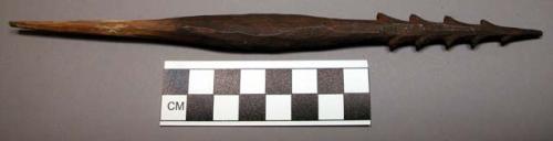 Spear point, barbed, pointed end, buff residue