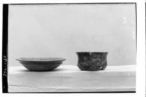 Tretrapod bowl, (hubbin feet), "cusbidor" bowl. L: 4730-Burial A-70. R: 4729-red