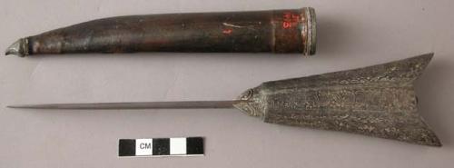 Iron biçak dagger with engraved silver-alloy hilt and leather-covered sheath