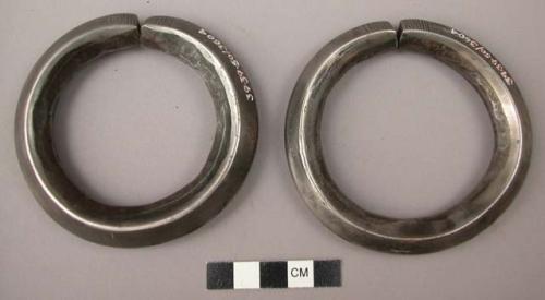 Iron anklets, linear motif on ends (mguda)
