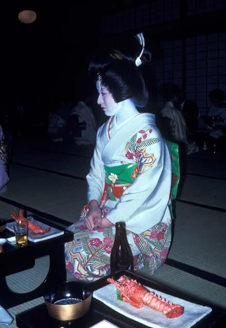 Tokyo-Kane-tanaka Japanese Restaurant, Geisha waitress