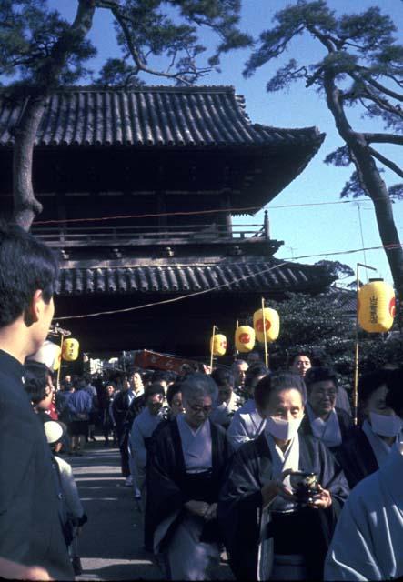 Tokyo -- procession at Sengakuji Shrine