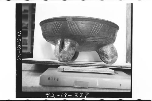 Incised plumbate bowl tripod