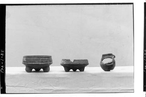 Tripod bowls and small jar. L: 4008-orange, burial A-47. M: 1385-Str. A-V, Main