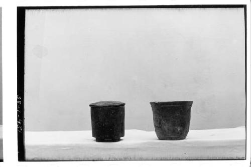 Tetrapod cylinder & beaker. L: 4629-Cache in Str. A. R: 4628-B