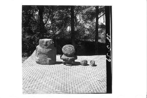 2 small stone figures, 2 small stone heads