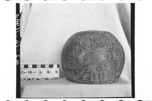 Polych. pottery jar. Shallow-round base, sharp lip. 2 figures in design.