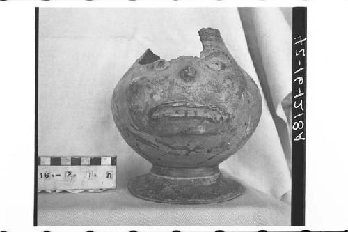 Nicoya polych. vase, annular base, round lip. Effigy face on body.