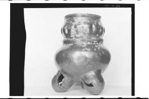 Plumbate vessel, bulging neck, tripod. Max. ht. 15.6cm., max. diam. 12.0cm. Colo