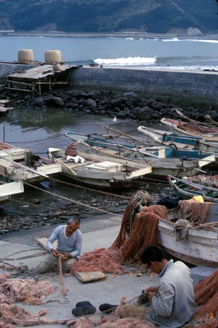 Toi-misaki, fishermen mending nets