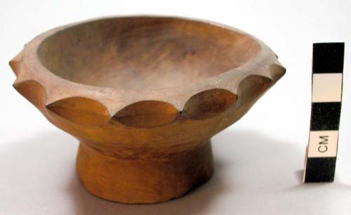Small light colored carved wooden bowl with scalloped edges, D: app. 9 cm, H: ap