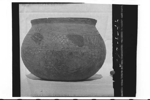 Tiquisate ware jar with incised decoration