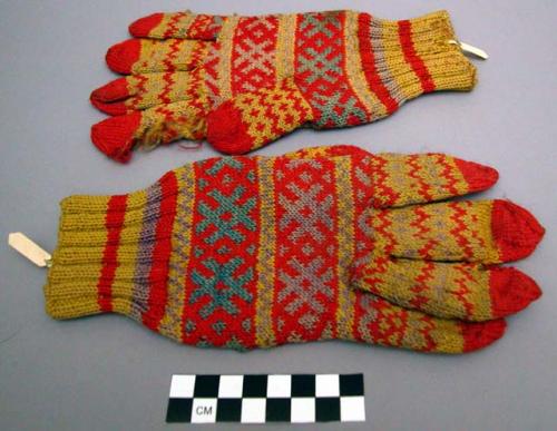 Pair knit gloves