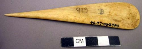 Bone spatula shaped weaving implement