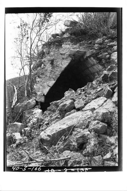 Columns-in-Wall Bldg., vault section.  SE. room, from E.