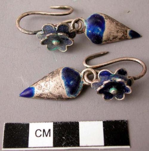 Pair of earrings