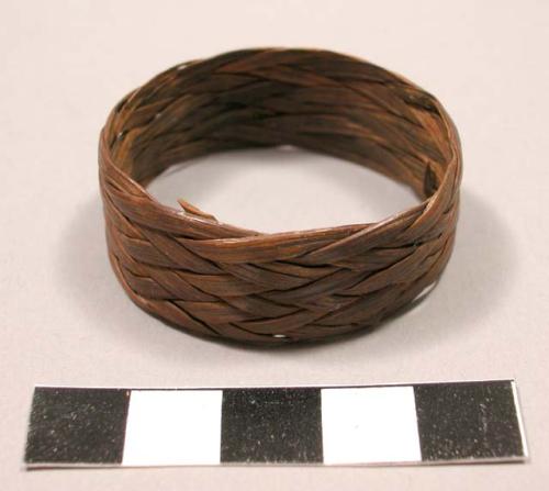 Ring, braided vegetable fiber, cylindrical