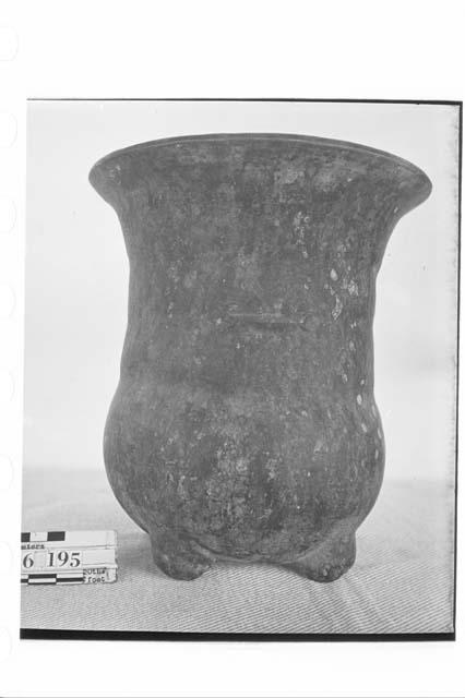 Tetrapodal pottery vase