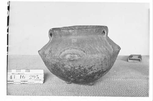 Tetrapodal pottery jar