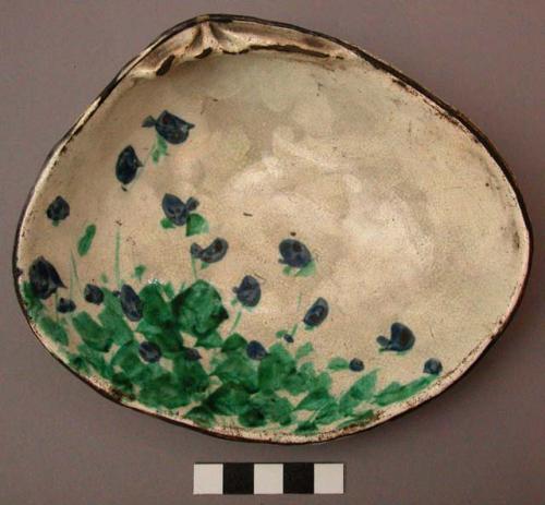 Shell-shaped dish