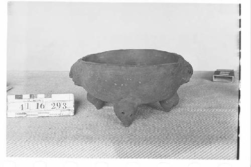 Tetrapodal pottery bowl (probably a fake)